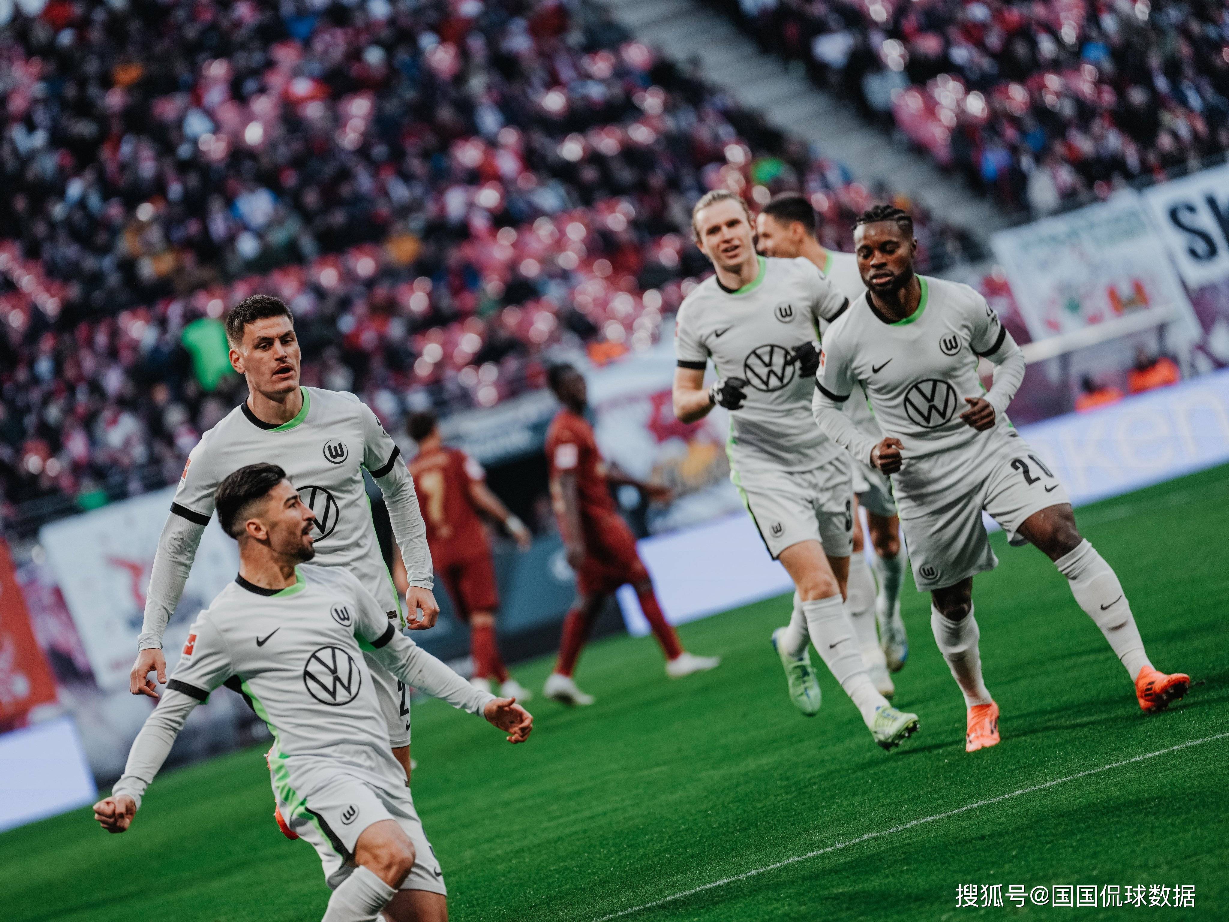 德甲弗赖堡2-2法兰克福伯卡特梅开二度格里福任意球破门的简单介绍  第2张