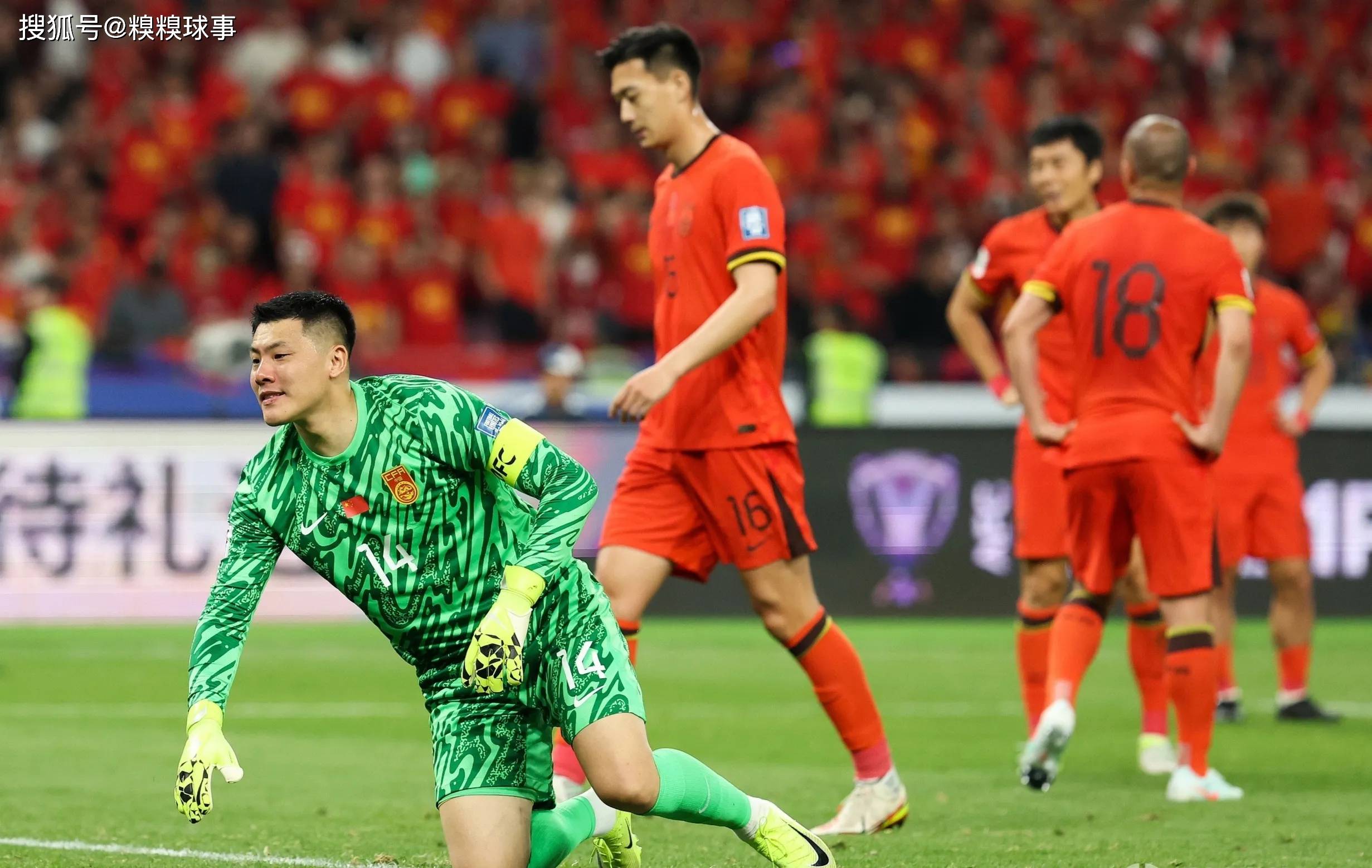 王大雷为扔队长袖标致歉球迷并不买账的简单介绍  第1张