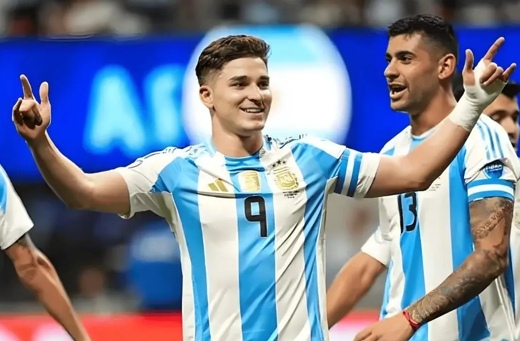 关于阿根廷男足国家队在西班牙训练吸引两万多名观众的信息  第2张