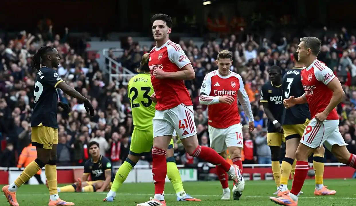 曼联狂轰22脚难破门曼联主场不敌阿森纳 第1张 曼联狂轰22脚难破门曼联主场不敌阿森纳 第1张