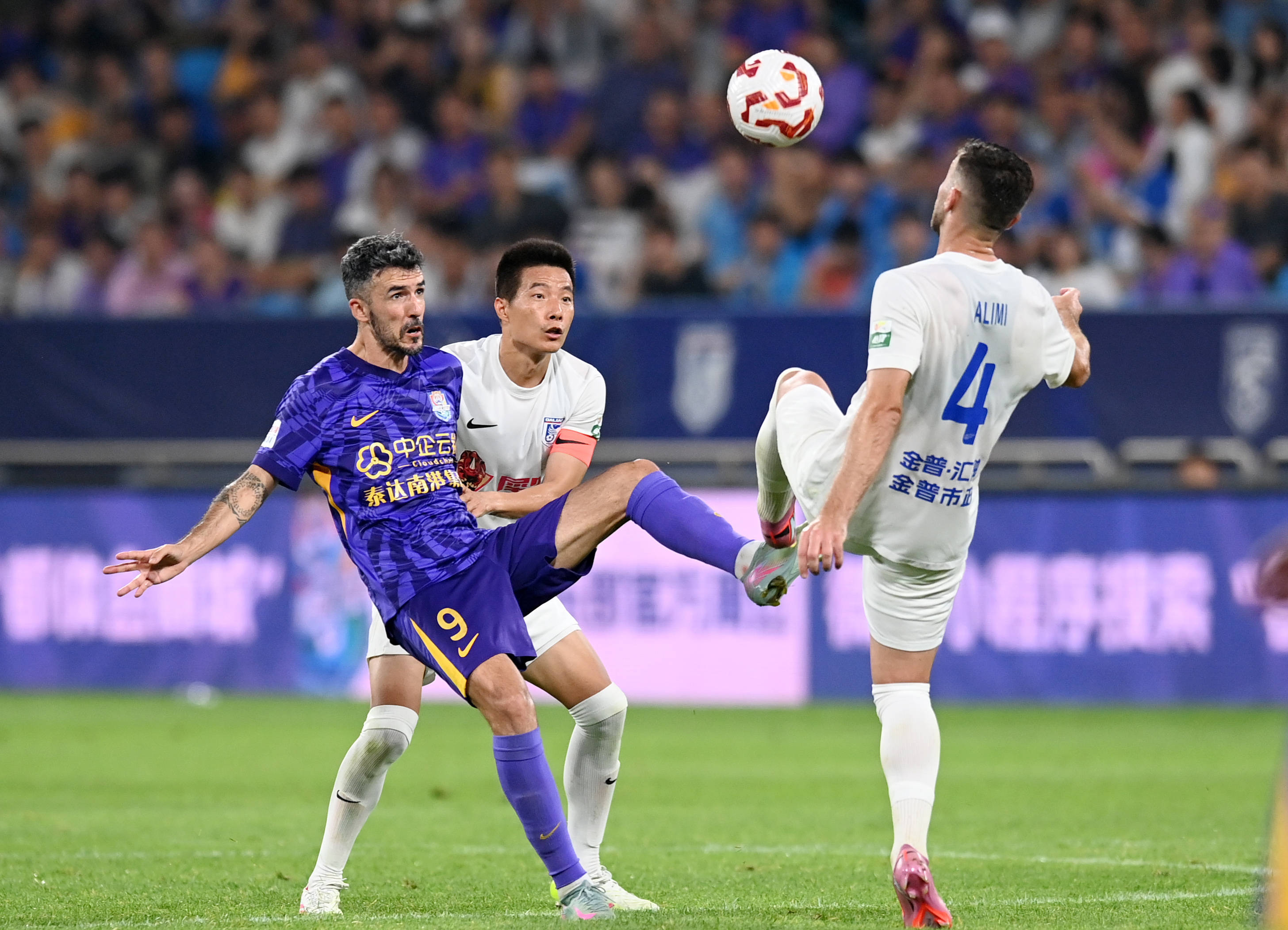 中超山东泰山2-1天津津门虎卡扎破门泽卡头球建功的简单介绍  第1张