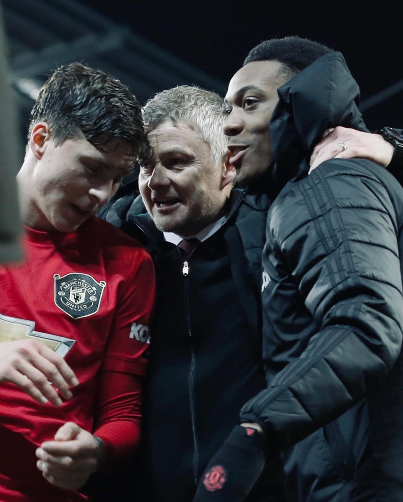 包含勒沃库森与林德洛夫谈判滕哈格盼师徒重聚的词条