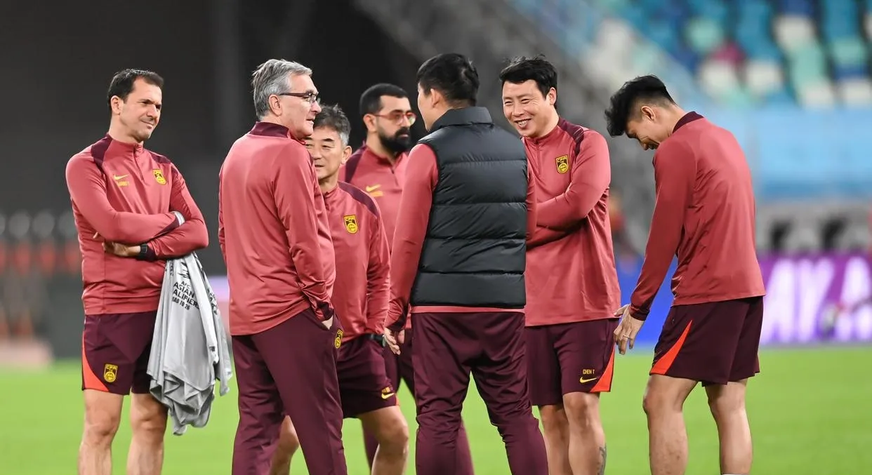 国足赛前训练首发阵容显现塞鸟现身 第1张 国足赛前训练首发阵容显现塞鸟现身 第1张