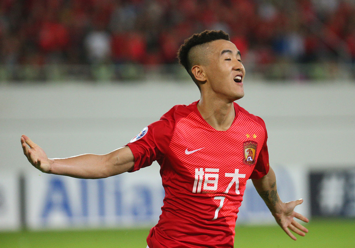 成都球迷举起球衣声援韦世豪韦世豪本轮停赛的简单介绍 第1张 成都球迷举起球衣声援韦世豪韦世豪本轮停赛的简单介绍 第1张