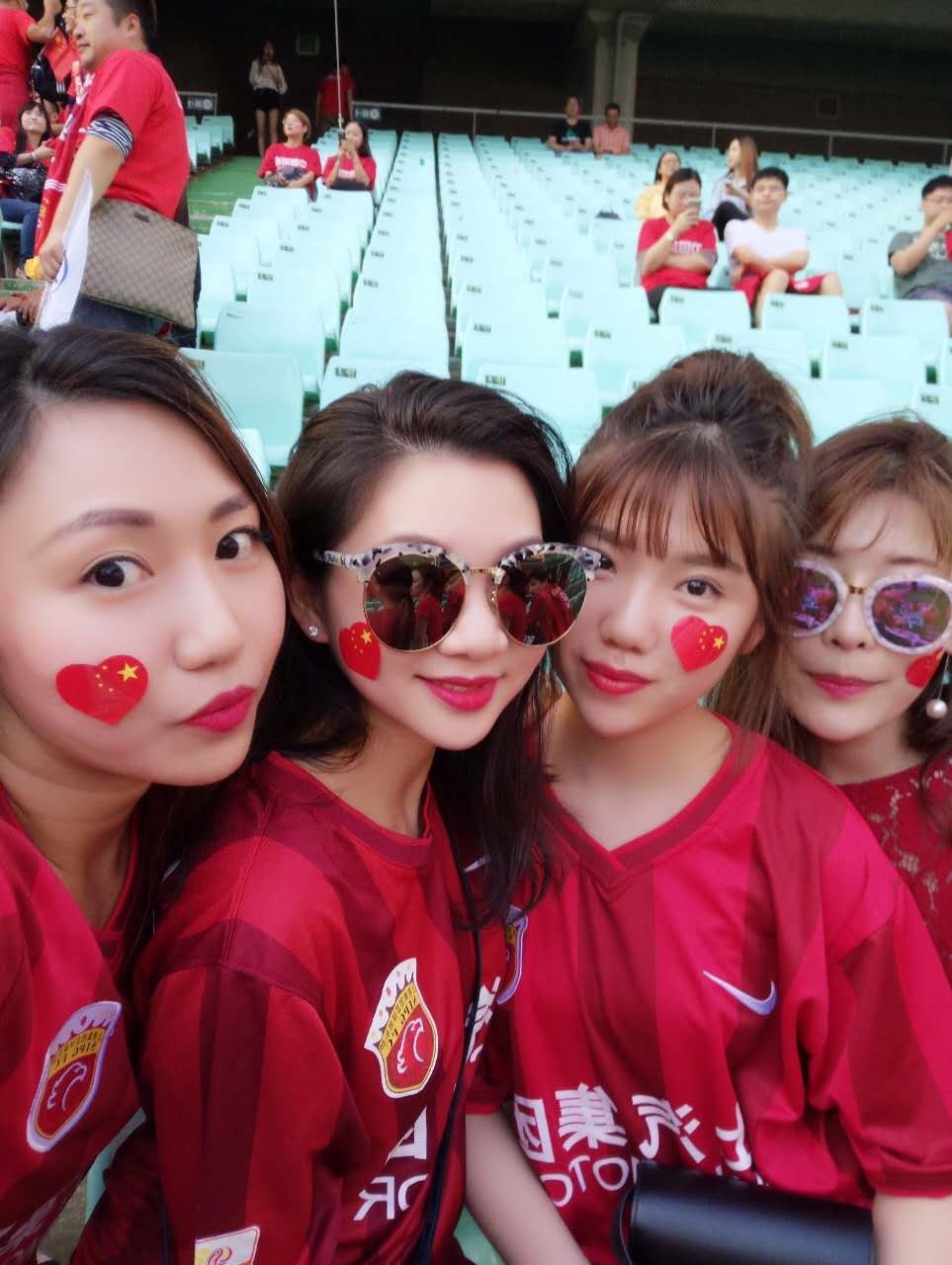 包含蓉城后卫杨帅晒妻女现场观战照蓉城晋级亚冠正赛的词条