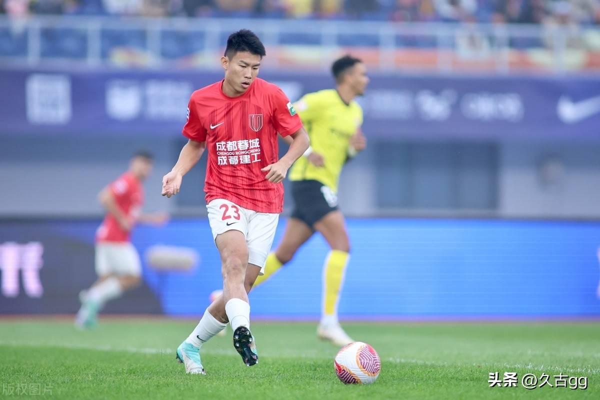 包含蓉城后卫杨帅晒妻女现场观战照蓉城晋级亚冠正赛的词条