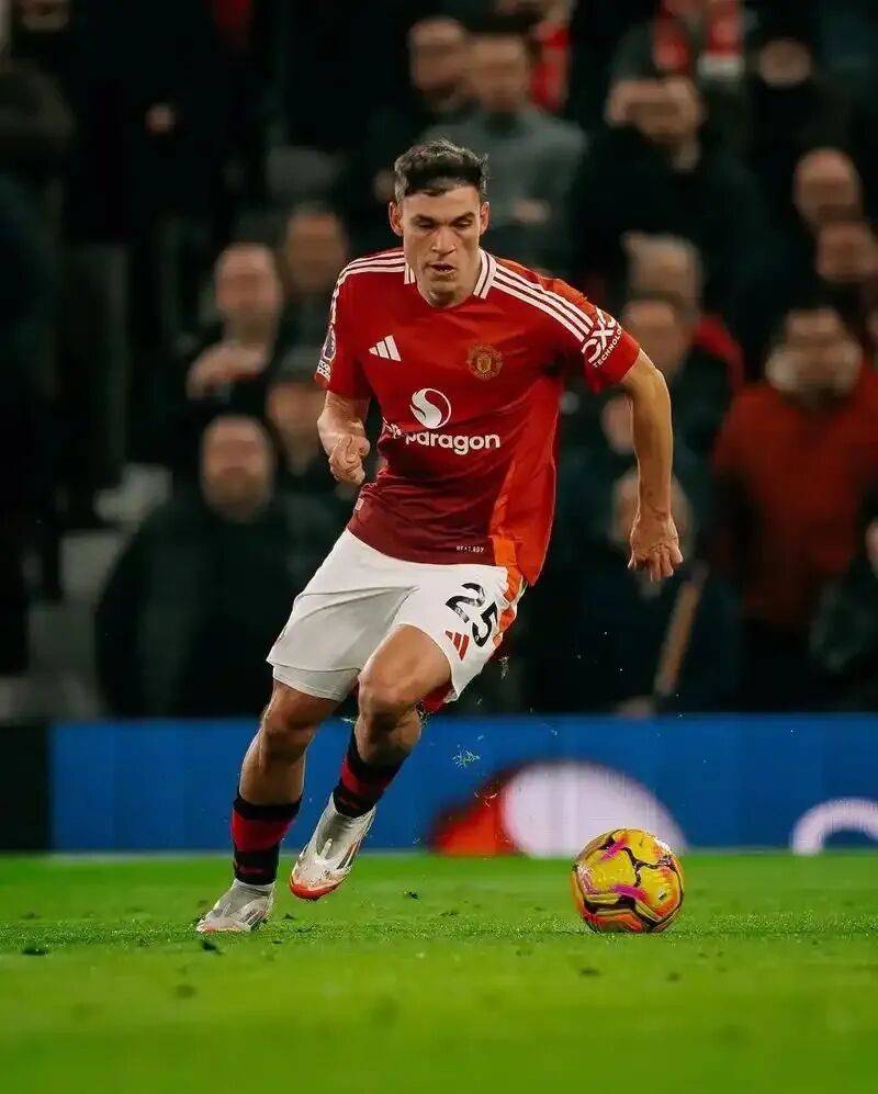 关于乌加特沦为曼联边缘人物球队考虑将其出售的信息