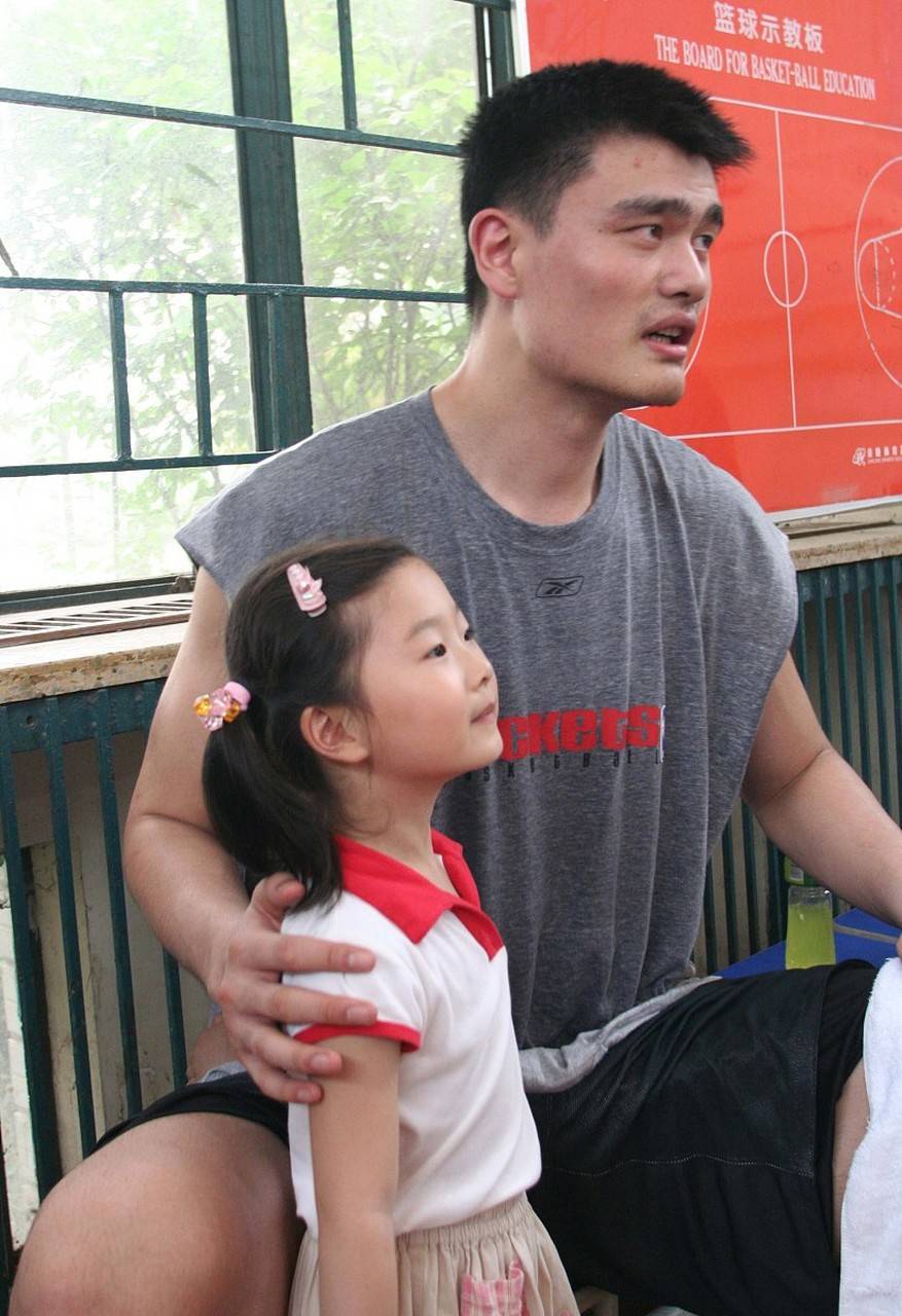 姚明15岁女儿身高1米9现身浦东机场引网友赞叹的简单介绍  第1张