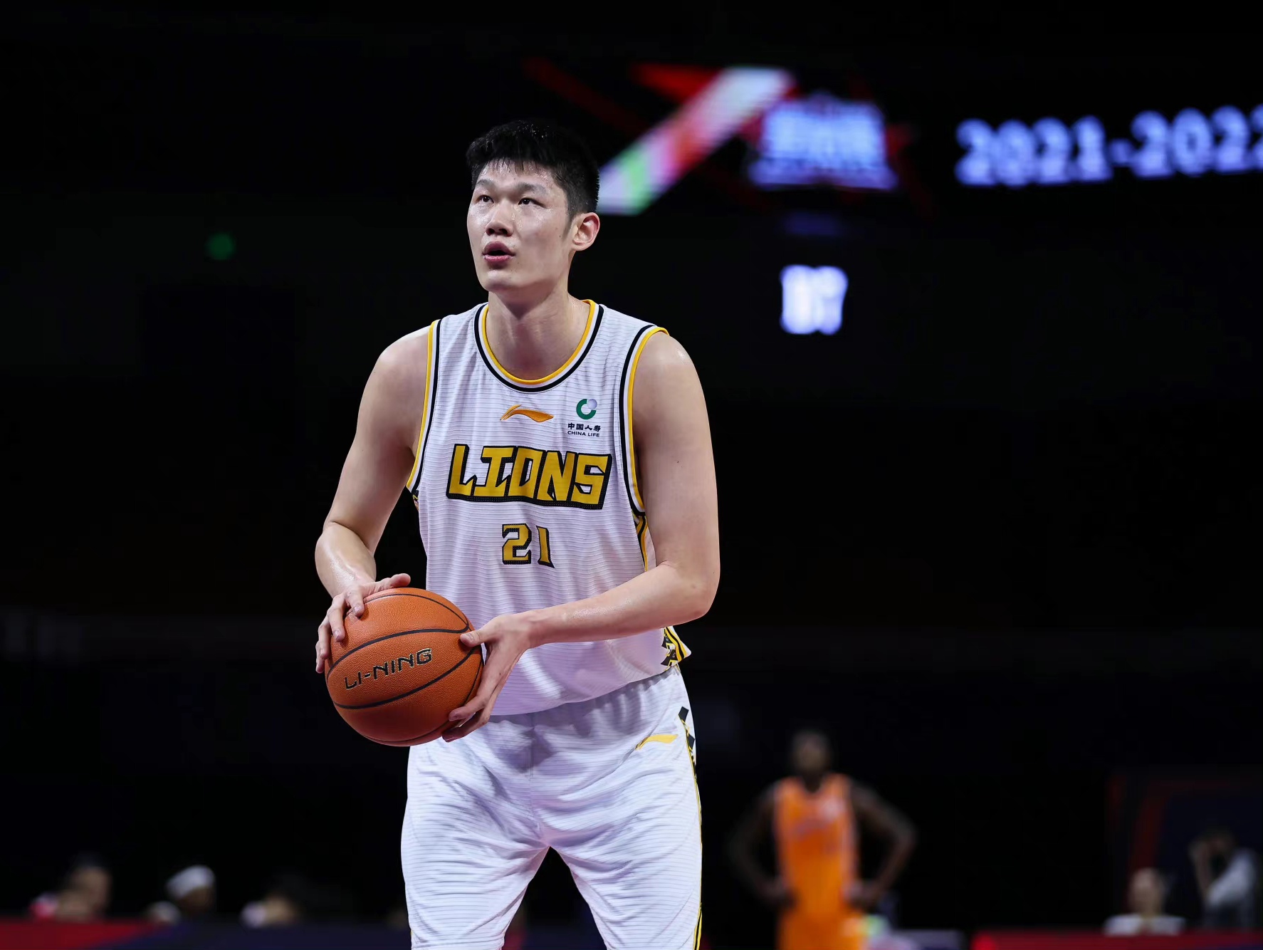 包含亚泰官方：贝里奇缺席赛季剩余比赛诊断为右小腿骨折的词条