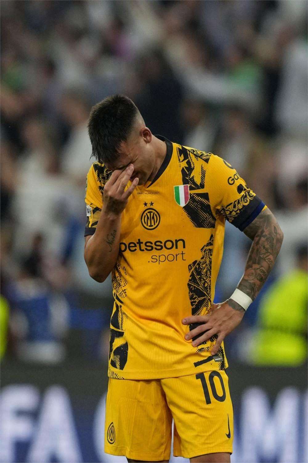 包含范戴克进球被吹越位引争议斯洛特赛后表达不满的词条